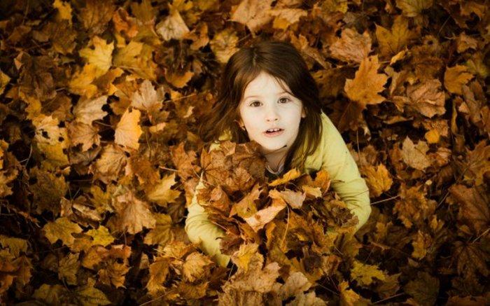 عکس دختر بچه با برگ پاییزی